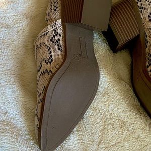 Crown Vintage faux leather snakeskin ankle bootie. Size 10 beige and brown